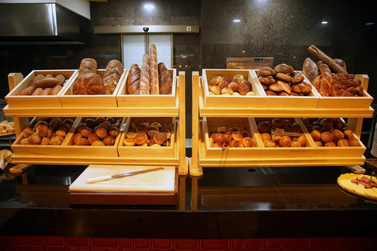 The Green Park Pendik İstanbul Dış mekan fotoğraf Bread at a buffet